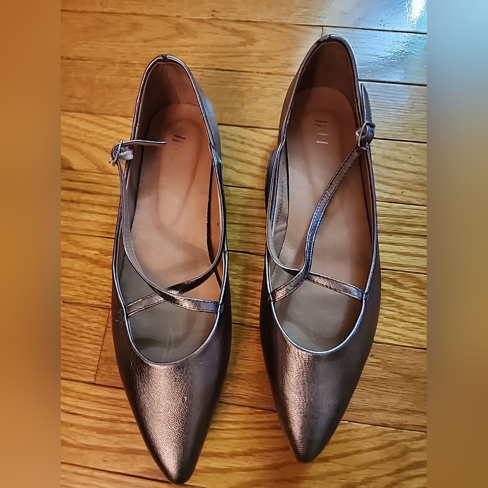 Chic J Jill  Metallic Cross-Strap Leather Flat Shoes
